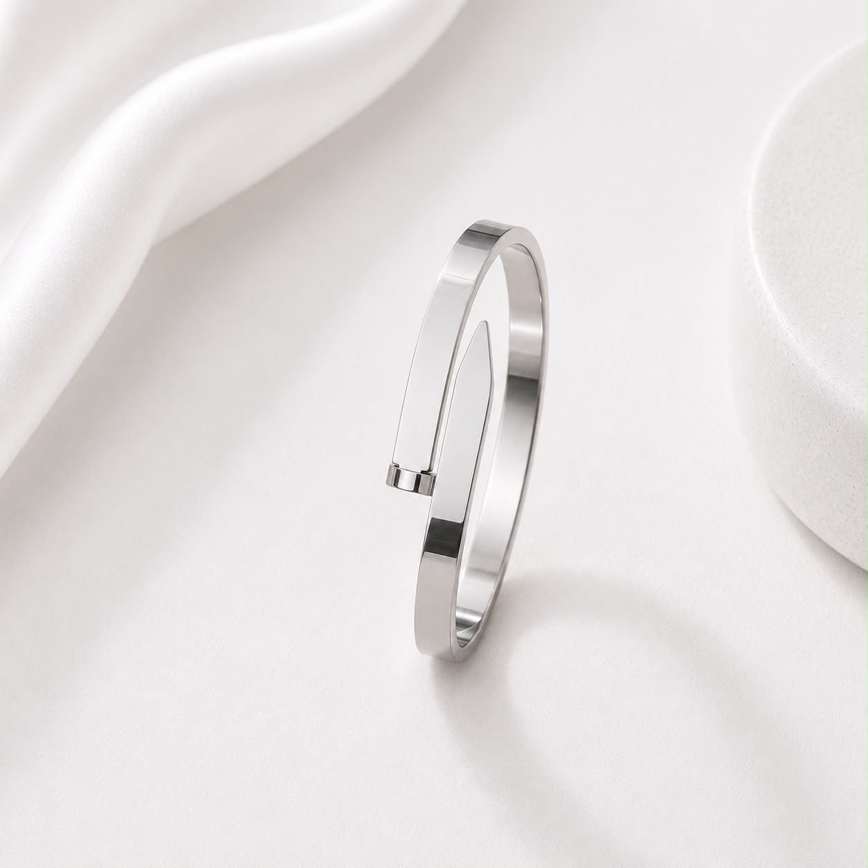 WuZetian Nail-Inspired Gold-Tone Bracelet – Minimal Modern Artificial Jewelry for Women